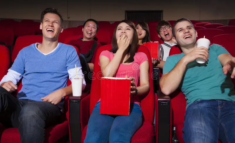 jovens-que-olham-um-filme-no-cinema-50694143